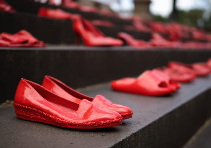 Người biểu tình xếp giày đỏ để chống bạo lực nhằm vào phụ nữ ở Melbourne, Australia. (Nguồn: Guardian)