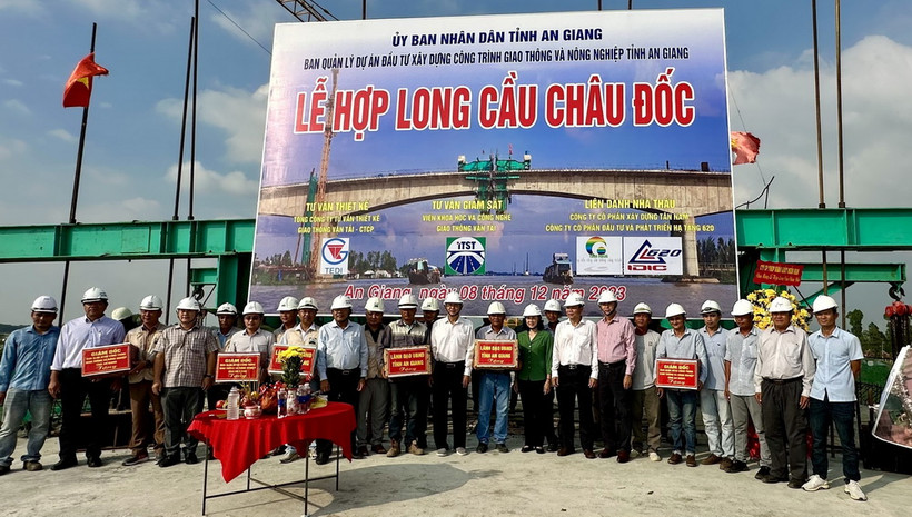 Lãnh đạo tỉnh An Giang tặng quà cho công nhân thi công Cầu Châu Đốc tại lễ hợp long. (Ảnh: Thanh Sang/TTXVN)
