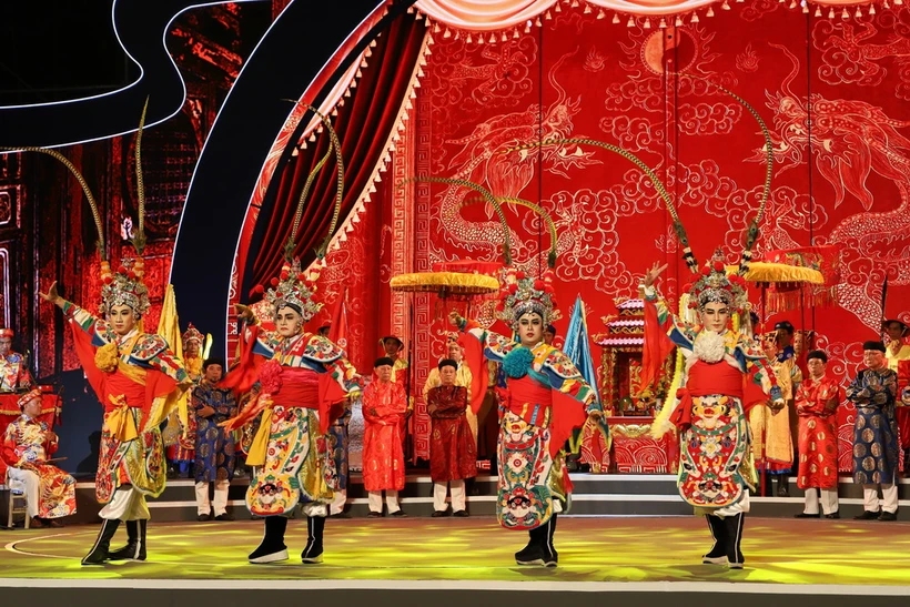 Tiết mục sân khấu hóa “Hội làng” do nhóm nghệ sỹ Nhà hát Nghệ thuật Hát bội và Ban Lễ truyền thống Lăng ông Lê Văn Duyệt trình diễn tại chương trình. (Ảnh: Hồng Giang/TTXVN)