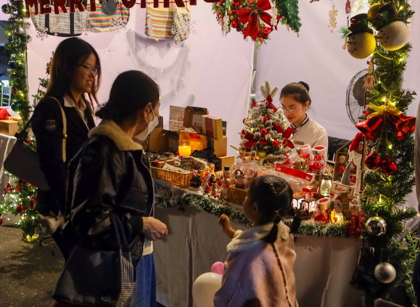 Khách tham quan mua đồ Giáng sinh tại Phiên chợ. (Ảnh: Trần Lê Lâm/TTXVN)