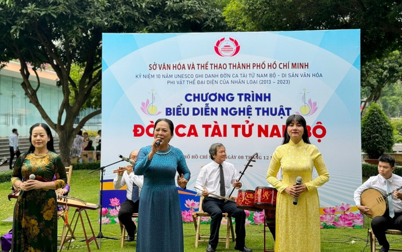 Các nghệ nhân biểu diễn Đờn ca tài tử trong khuôn viên Bảo tàng Hồ Chí Minh – Chi nhánh Thành phố Hồ Chí Minh, quận 4. (Ảnh: Thu Hương/TTXVN)