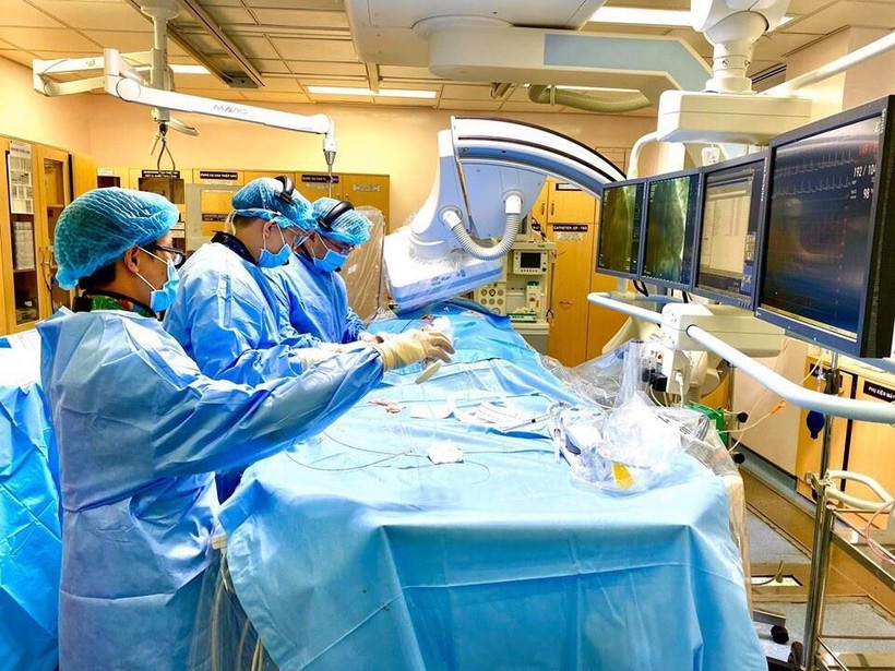Một ca phẫu thuật thị phạm can thiệp tim mạch được truyền trực tiếp tới phòng Hội thảo. (Ảnh: Đinh Hằng/TTXVN phát)