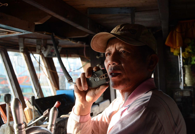 Thuyền trưởng Lê Văn Chiến chuẩn bị ra khơi. (Ảnh: Văn Dũng/TTXVN)