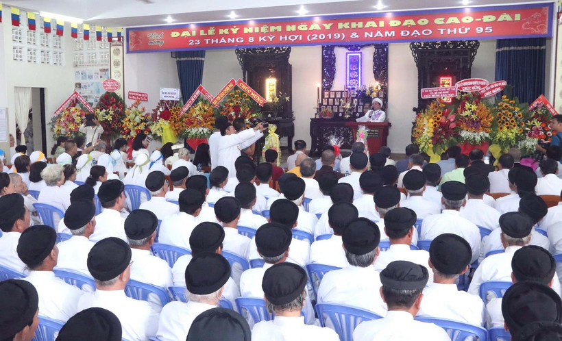 Tại TP.HCM, Ban Cai quản Nam Thành Thánh thất Cao Đài tổ chức Đại lễ kỷ niệm 93 năm ngày Khai đạo Đại Đạo Tam kỳ Phổ độ (23/8 năm Bính Dần tức 23/8 năm Kỷ Hợi). (Ảnh: Xuân Khu/TTXVN)