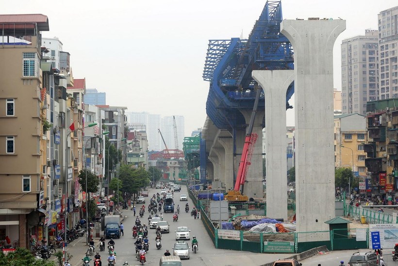 Các trụ bêtông từ cầu vượt Ngã Tư Vọng đến nút giao Tôn Thất Tùng trong dự án xây dựng đường vành đai 2 đoạn Vĩnh Tuy-Ngã Tư Sở của Hà Nội, được đầu tư theo hình thức PPP, hợp đồng BT phần lớn đã được hoàn thiện. (Ảnh: Huy Hùng/TTXVN)