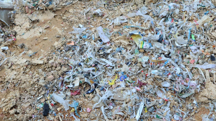 Hiện trường vụ đổ trộm hàng chục tấn rác thải. (Ảnh: Đậu Tất Thành/TTXVN)