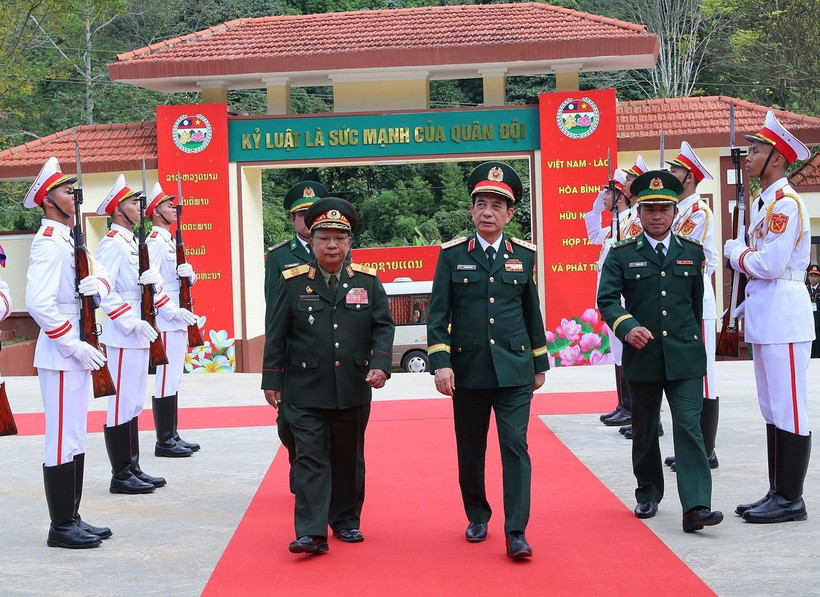 Đại tướng, Bộ trưởng Bộ Quốc phòng Phan Văn Giang và Đại tướng Chansamone Chanyalath, Phó Thủ tướng, Bộ trưởng Bộ Quốc phòng Lào đến thăm Đồn biên phòng Lóng Sập. (Ảnh: Trọng Đức/TTXVN)