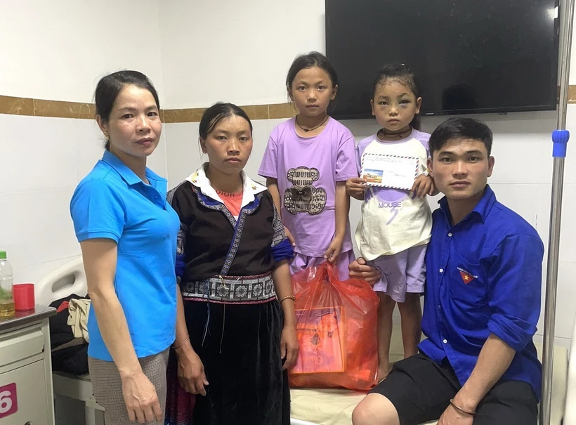Đại diện Trường Phổ thông Dân tộc bán trú Tiểu học và Trung học Cơ sở La Pán Tẩn thăm hỏi, động viên em Lù Thị L. tại bệnh viện. (Ảnh: TTXVN phát)