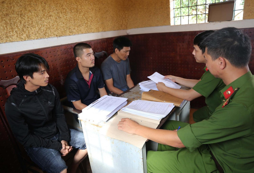 Các đối tượng cá độ tại cơ quan điều tra. Ảnh do cơ quan công an cung cấp. (Nguồn: TTXVN phát)