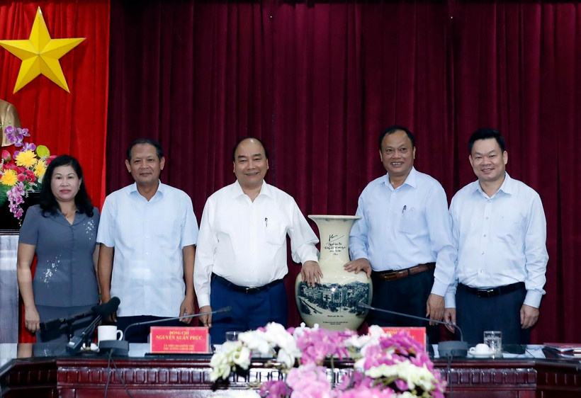 Thủ tướng Nguyễn Xuân Phúc tặng quà lưu niệm cho tỉnh Bắc Kạn. (Ảnh: Thống Nhất/TTXVN)