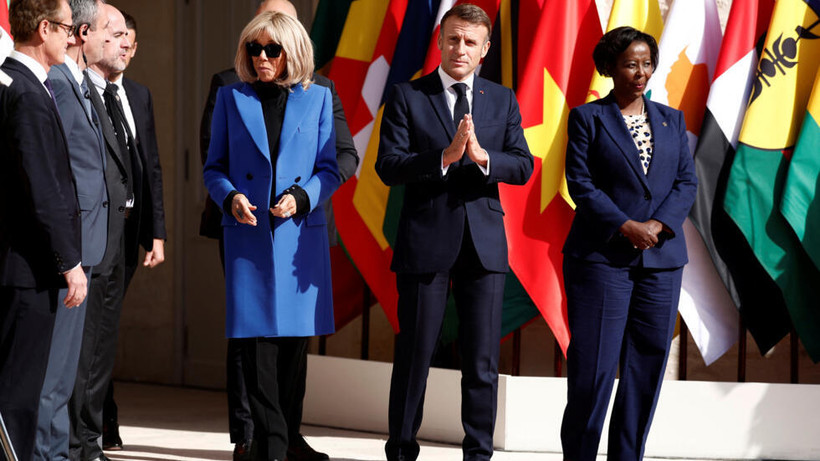 Tổng thống Pháp Emmanuel Macron, cùng phu nhân Brigitte Macron và Tổng thư ký Tổ chức Quốc tế Pháp ngữ (OIF) Louise Mushikiwabo, đến tham dự Hội nghị thượng đỉnh Pháp ngữ lần thứ 19, tại lâu đài Villers-Cotterets, Pháp. (Nguồn: Reuters)