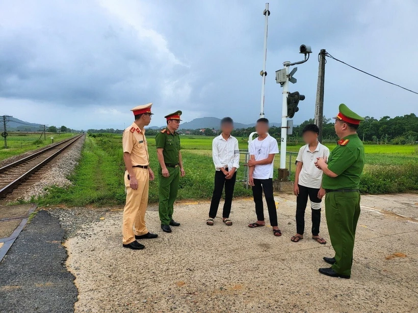 Nhóm học sinh khai báo sự việc với lực lượng công an. (Ảnh: TTXVN phát)