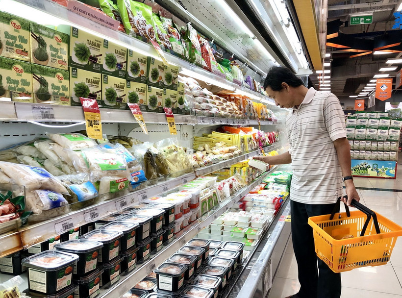 Người tiêu dùng Thành phố Hồ Chí Minh ưu tiên mua sắm thực phẩm thiết yếu hàng ngày. (Ảnh: Mỹ Phương/TTXVN)