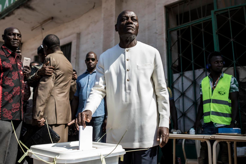 Tổng thống Guinea-Bissau Jose Mario Vaz bỏ phiếu tại điểm bầu cử ở Bissau ngày 24/11. (Ảnh: AFP/TTXVN)