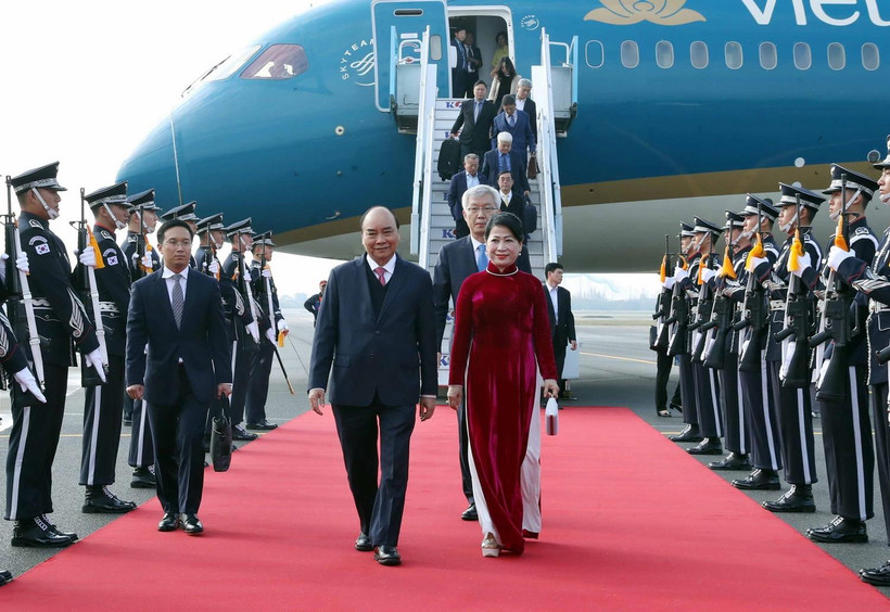 Lễ đón Thủ tướng Chính phủ Nguyễn Xuân Phúc và Phu nhân tại sân bay quân sự Gimhae, thành phố Busan. (Ảnh: Thống Nhất/TTXVN)