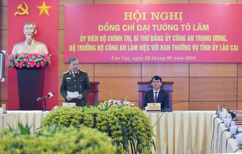 Đại tướng Tô Lâm, Bộ trưởng Bộ Công an và Bí thư Tỉnh ủy Lào Cai Đặng Xuân Phong chủ trì buổi làm việc. (Ảnh: TTXVN phát)