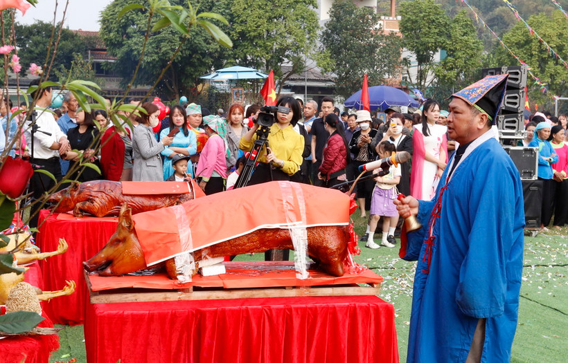 Thầy cúng làm lễ cầu mong mùa màng bội thu, mưa thuận gió hòa đến với người dân địa phương. (Ảnh: Quốc Khánh/TTXVN)