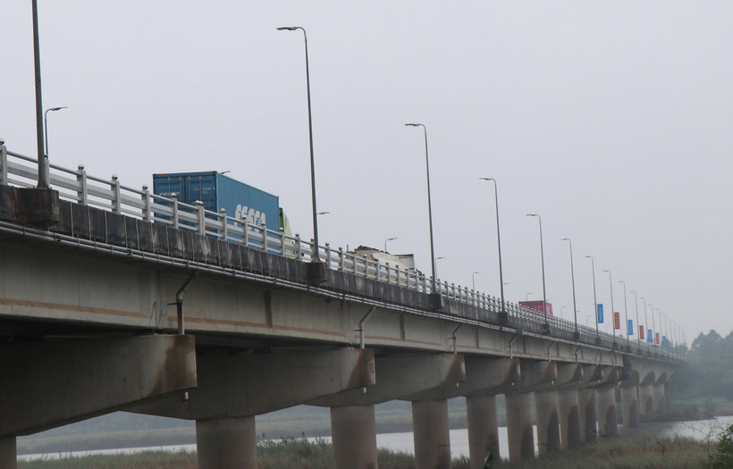 Xuất hiện các vết nứt vị trí dầm hộp các nhịp từ N19 đến N23 trên cầu Trà Khúc gây nguy cơ mất an toàn cho công trình. (Ảnh: Phạm Cường/TTXVN)