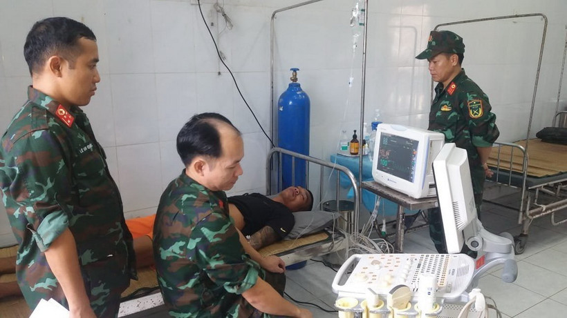 Quân y đảo Song Tử Tây điều trị cho một ngư dân. (Ảnh: TTXVN phát)