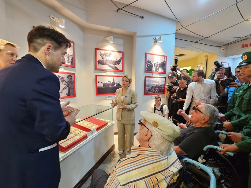 Bà Patricia Miralles, Quốc vụ khanh bên cạnh Bộ trưởng Bộ Quân đội Pháp, phụ trách Cựu chiến binh và Ký ức cùng các đại biểu tham quan bảo tàng Chiến thắng lịch sử Điện Biên Phủ. (Ảnh: TTXVN)