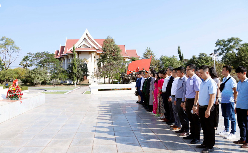 Phút mặc niệm trước Tượng đài Chủ tịch Kaysone Phomvihane tại thủ đô Vientiane. (Ảnh: Phạm Kiên/TTXVN)