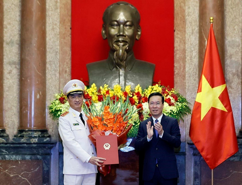 Chủ tịch nước Võ Văn Thưởng trao quyết định thăng cấp bậc hàm Thượng tướng cho Thứ trưởng Bộ Công an Nguyễn Duy Ngọc. (Ảnh: Thống Nhất/TTXVN)
