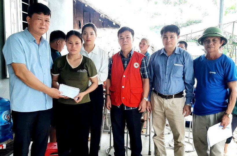 Phó Chủ tịch Thường trực UBND huyện Bắc Quang Ngô Văn Hiếu thăm hỏi, động viên, chia sẻ hai gia đình nạn nhân nữ bị lũ cuốn trôi khi đi qua tràn suối. (Ảnh: TTXVN phát)