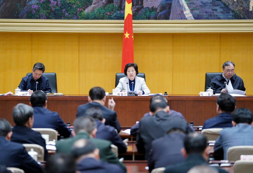 Phó Thủ tướng Trung Quốc Tôn Xuân Lan (giữa) chủ trì cuộc họp thảo luận giải pháp ngăn ngừa và kiểm soát COVID-19 tại Bắc Kinh ngày 20/1 vừa qua. (Ảnh: THX/TTXVN)