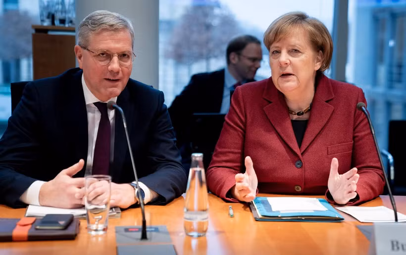 Thủ tướng Đức Angela Merkel (phải) và Chủ tịch Ủy ban Đối ngoại Hạ viện Đức Norbert Roettgen. (Ảnh: AFP/TTXVN)
