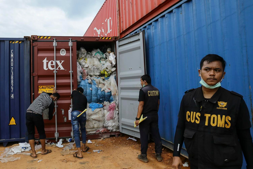 Nhân viên Hải quan Indonesia kiểm tra container chứa rác thải nhựa tại cảng Batu Ampar ở Batam, ngày 15/6 vừa qua. (Ảnh: AFP/TTXVN)