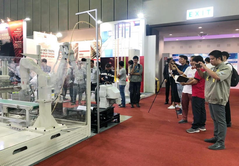 Công nghệ robot tự động hóa được các doanh nghiệp trình diễn tại triển lãm. (Ảnh: Mỹ Phương/TTXVN)