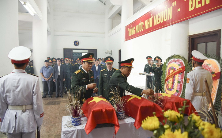 Lễ truy điệu, an táng 3 hài cốt liệt sỹ tại Nghĩa trang liệt sỹ Độc Lập. (Ảnh: Xuân Tư/TTXVN)