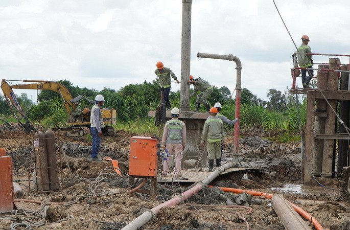 Công nhân thi công Dự án thành phần 1 của Dự án xây dựng công trình đường bộ Cao tốc Cao Lãnh-An Hữu giai đoạn 1. (Ảnh: Nhựt An/TTXVN)