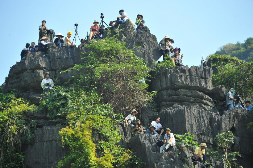 Du khách leo núi. (Ảnh: Minh Đức/TTXVN)