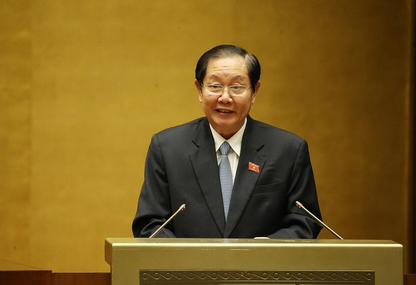 Bộ trưởng Bộ Nội vụ Lê Vĩnh Tân, thừa ủy quyền của Thủ tướng Chính phủ trình bày Tờ trình về dự án Luật sửa đổi, bổ sung một số điều của Luật Tổ chức Chính phủ và Luật Tổ chức chính quyền địa phương; Luật Cán bộ, công chức và Luật Viên chức. (Ảnh: Dương G