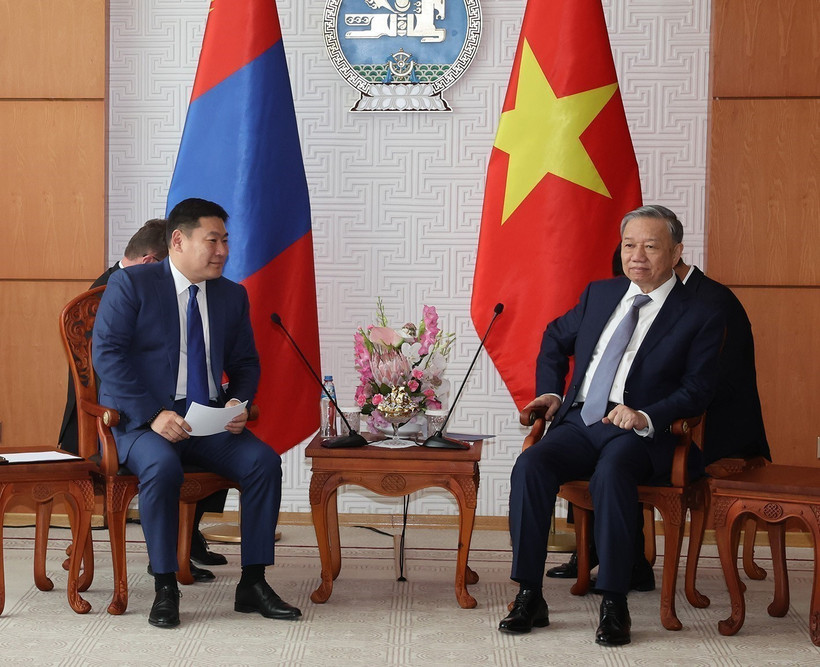 Tổng Bí thư, Chủ tịch nước Tô Lâm hội kiến Thủ tướng Mông Cổ Luvsannamsrain Oyun-Erdene. (Ảnh: Trí Dũng/TTXVN)