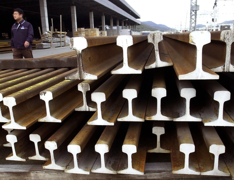 Sản phẩm thép được xếp tại cảng ở Busan, Hàn Quốc. (Ảnh: AFP/TTXVN)