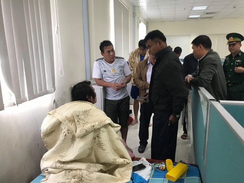 Các thuyền viên tàu bị nạn đã được đưa vào bờ an toàn. (Ảnh: TTXVN phát)