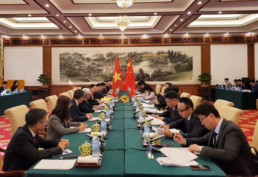Thứ trưởng Bộ Ngoại giao Việt Nam Lê Hoài Trung hội đàm với Thứ trưởng Bộ Ngoại giao Trung Quốc La Chiếu Huy. (Ảnh: Lương Anh Tuấn/TTXVN)