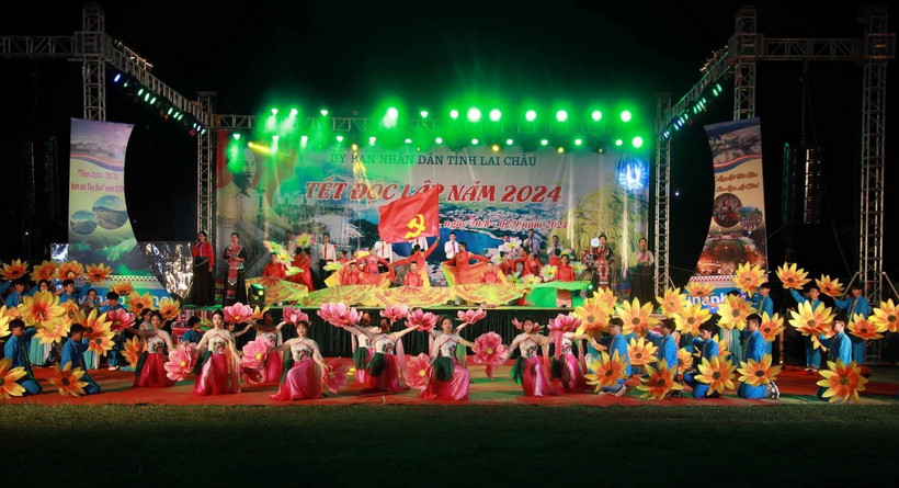 Chương trình văn nghệ chào mừng với chủ đề “Lung linh sắc màu Than Uyên” chào mừng Tết Độc lập. (Ảnh: Quý Trung/TTXVN)