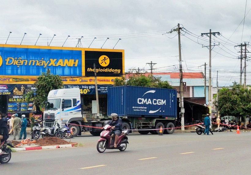 Hiện trường vụ tai nạn giữa xe container và xe máy khiến 2 người tử vong tại chỗ tại thị xã Phước Long, Bình Phước sáng 31/8. (Ảnh: TTXVN phát)