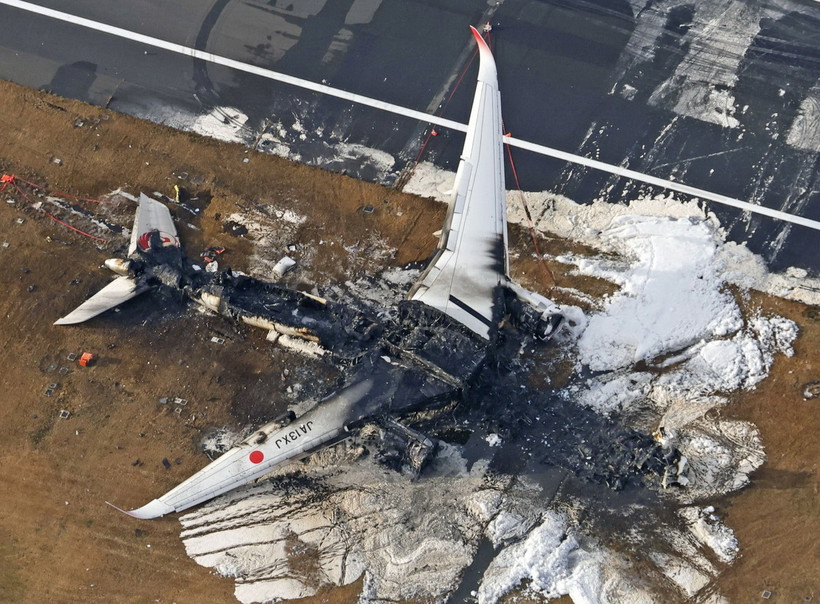 Hiện trường vụ tai nạn máy bay của Japan Airlines tại Sân bay Haneda. (Ảnh: Kyodo/TTXVN) 