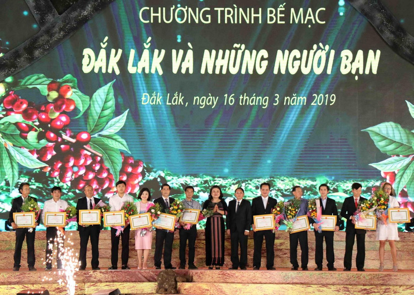 Ban tổ chức trao hoa và bằng khen cho các nhà tài trợ, các đoàn tham gia lễ hội. (Ảnh: Phạm Cường/TTXVN)