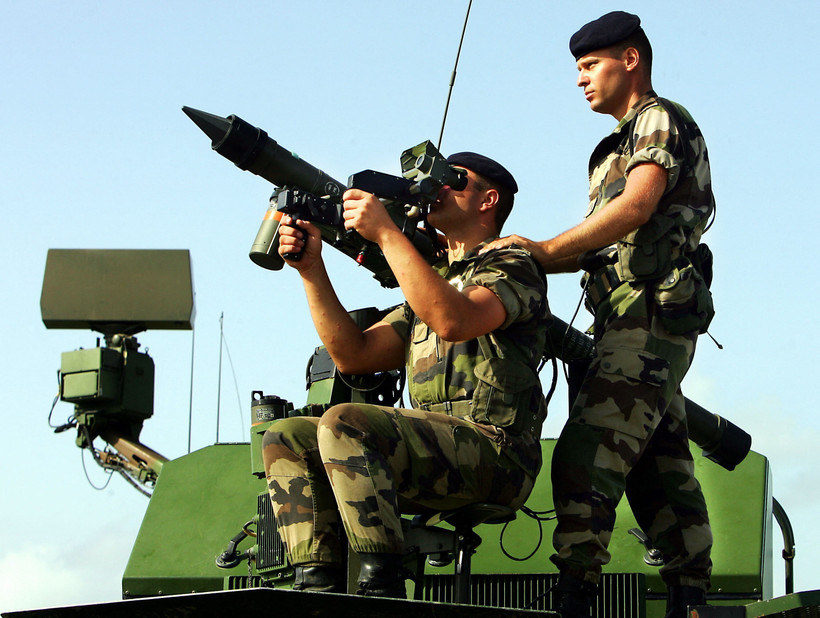 Binh sỹ Pháp tham gia huấn luyện với hệ thống phòng không Sol-Air Mistral tại Kourou. (Ảnh: AFP/TTXVN)