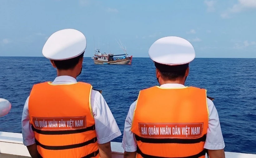 Tổ chức tìm kiếm một ngư dân rơi xuống biển mất tích. (Ảnh: TTXVN phát)
