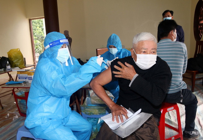 Tiêm vaccine mũi 3 phòng COVID-19 cho người dân phường Châu Sơn, thành phố Phủ Lý. (Ảnh: Nguyễn Chinh/TTXVN)