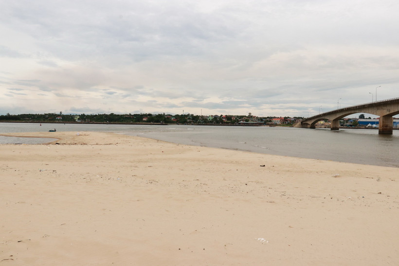 Luồng lạch ra, vào cửa biển Cửa Tùng bị bồi lấp gây khó khăn và tiềm ẩn nguy cơ mất an toàn cho tàu cá khi di chuyển. (Ảnh: Nguyên Lý/TTXVN)