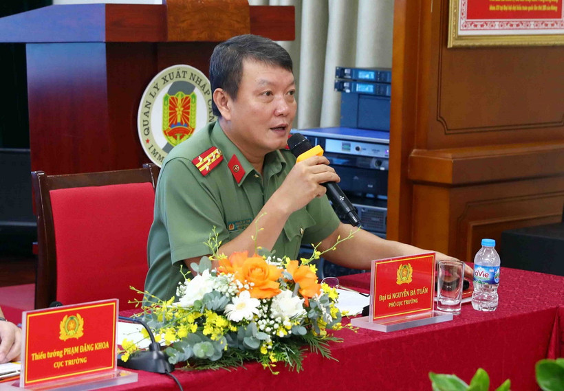 Đại tá Nguyễn Bá Tuấn, Phó Cục trưởng Cục Quản lý xuất nhập cảnh. (Ảnh: Phạm Kiên/TTXVN)