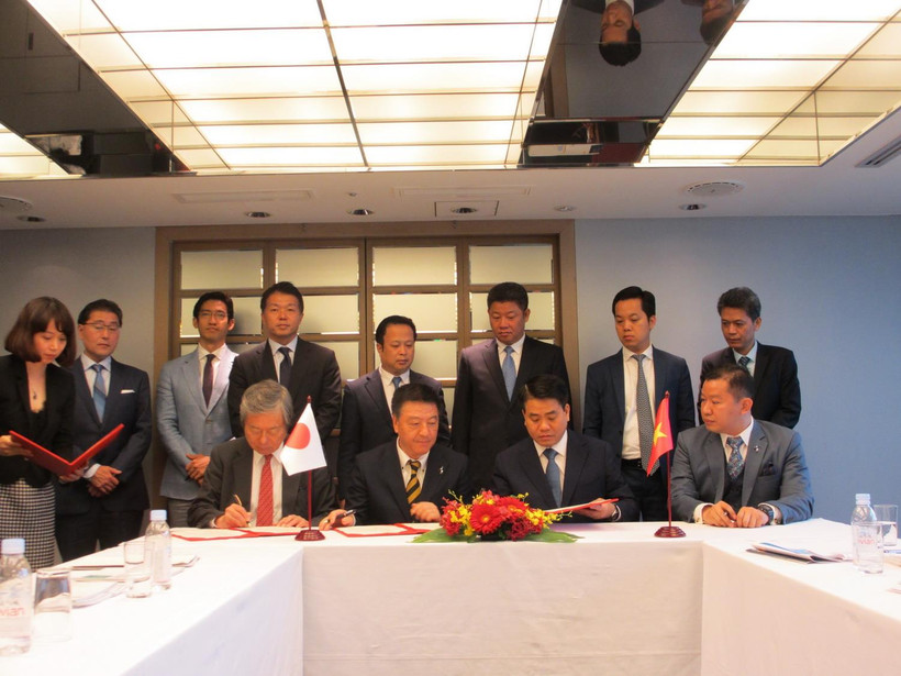 Chủ tịch UBND TP. Hà Nội Nguyễn Đức Chung ký biên bản thỏa thuận hợp tác với các tập đoàn Nhật Bản. (Ảnh: Đào Tùng/TTXVN)