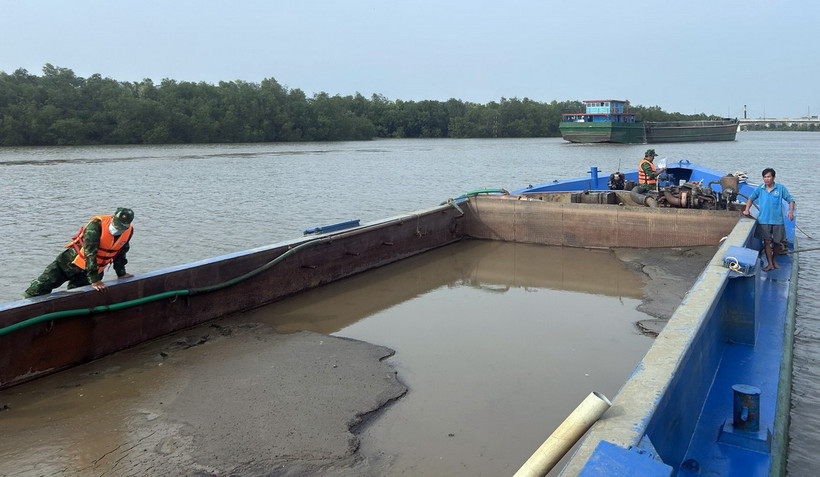 Tàu sắt vận chuyển khoảng 200m3 cát nhiễm mặn không rõ nguồn gốc bị lực lượng chức năng Bộ đội Biên phòng Thành phố Hồ Chí Minh phát hiện, xử lý. (Ảnh: TTXVN phát)